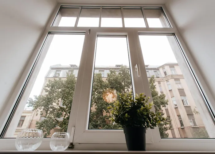Central Comfort At Hanzas Residence, Stay Near Cafes, Bars, Museums & Esplanade